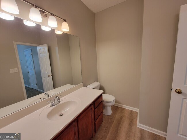 Building Photo - 435 S Ridge