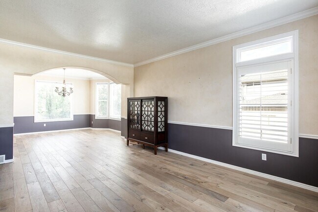 Building Photo - Bright and Spacious Living in Willow Creek