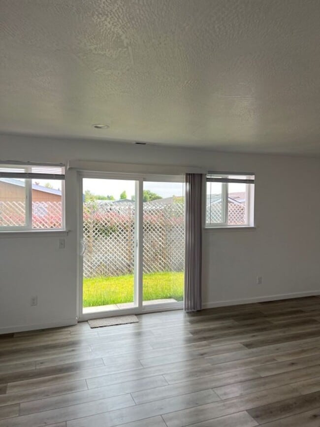 Building Photo - 3 BEDROOMS SINGLE LEVEL HOME
