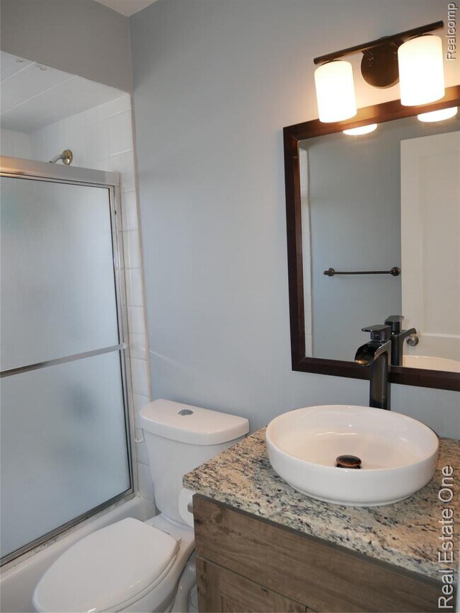 Building Photo - 2881 Ellwood Ave