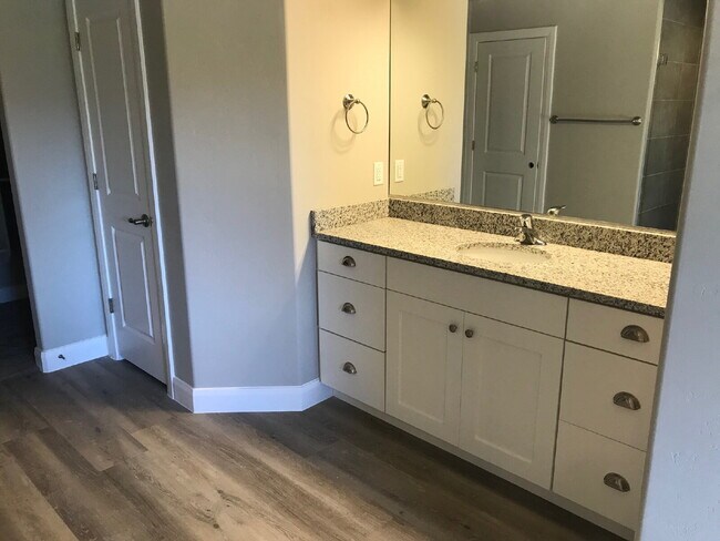 Building Photo - Spacious 4 bed 2.5 bath Townhome in Hurricane Heights