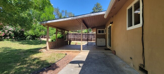 Building Photo - Ranch Style Home In Country Setting