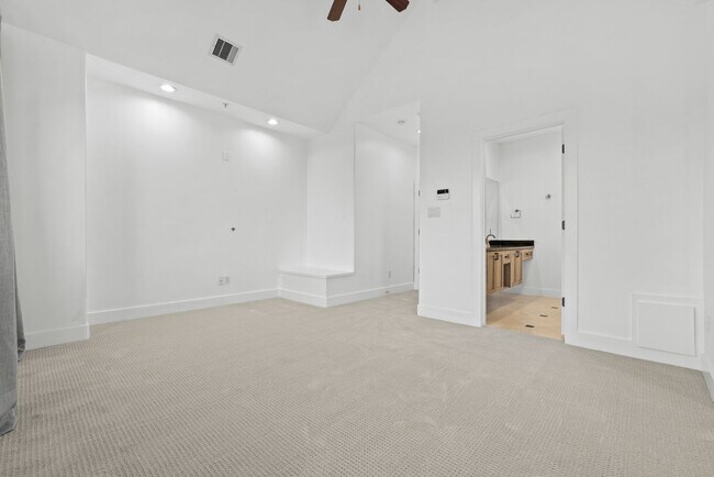 Building Photo - Rare 2BR/2BA Townhome with Spacious Yard i...