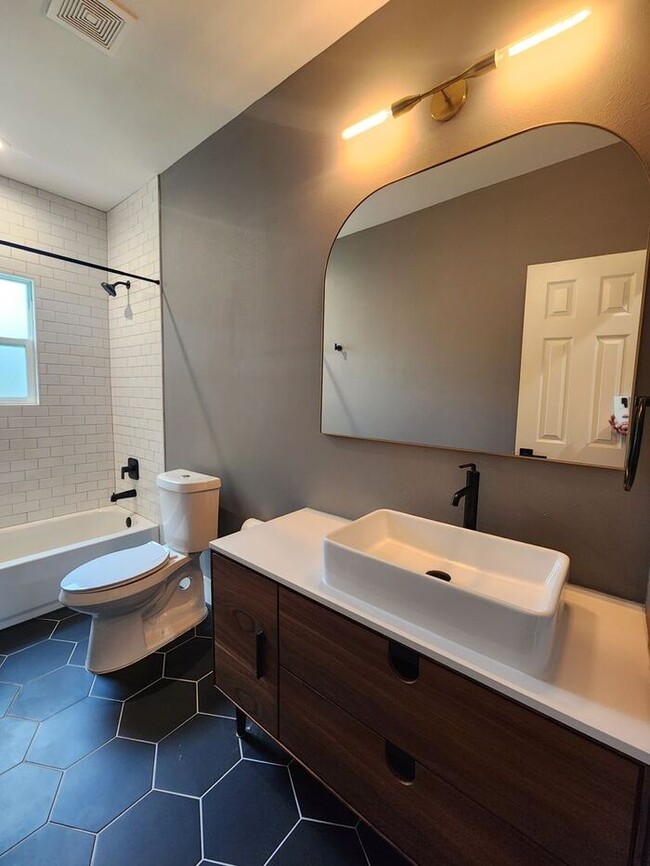 Building Photo - 2BR/1BA Remodeled Duplex w/ In-Unit W/D in Oak Cliff