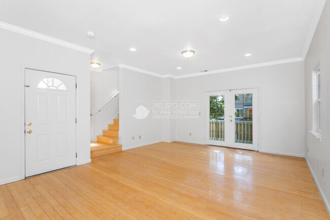 Primary Photo - 3243 Davis St