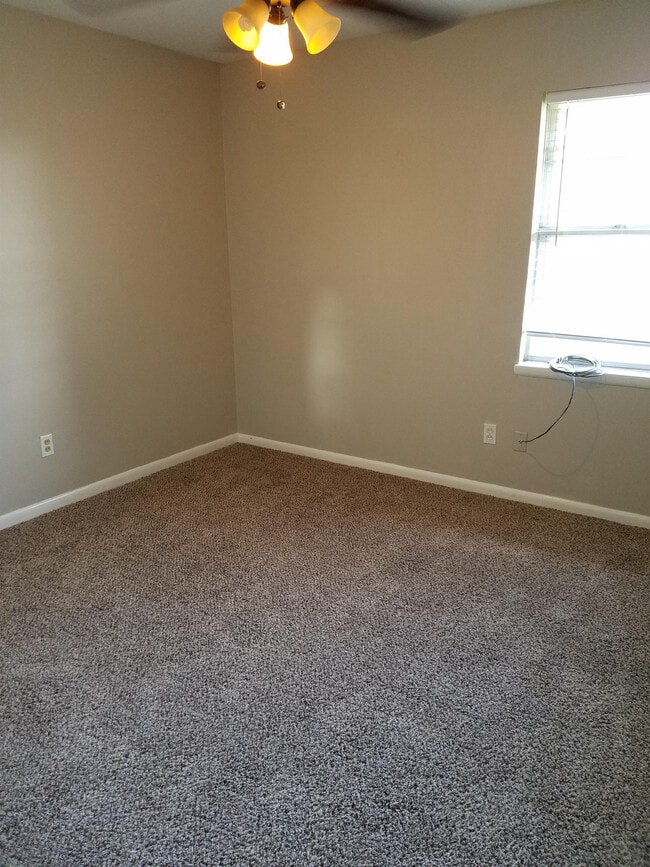 Building Photo - 2113 Henderson Dr