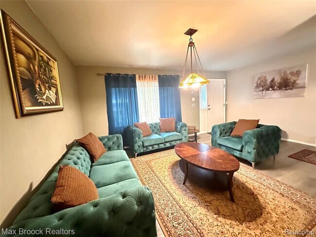 Building Photo - 6942 Leslee Crest Dr