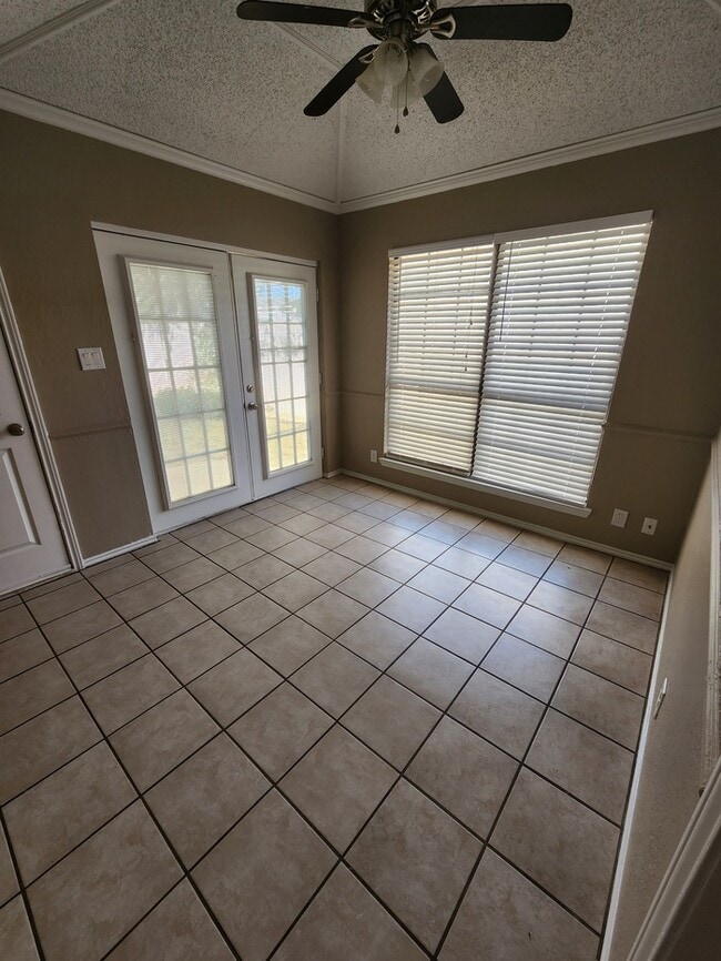 Building Photo - 2 bed 2 bath, 2 car garage