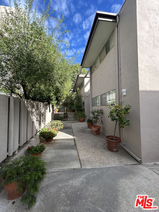 Building Photo - 833 Moraga Dr