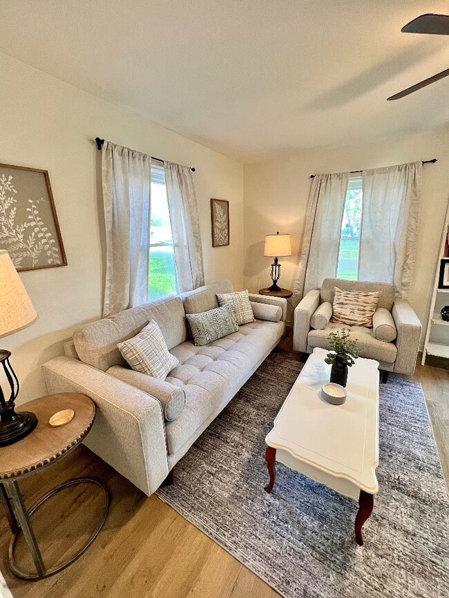 Building Photo - 913 E Gift Ave