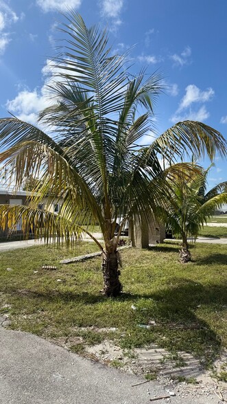 Building Photo - 1708 Lauderdale Manor Dr