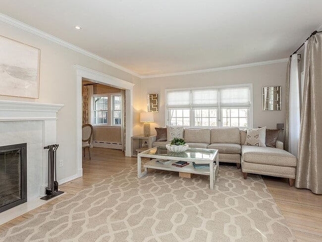 Building Photo - 4-Bed Oasis in Old Greenwich - Spacious 1,829 Sq Ft with 2 Full Baths!"