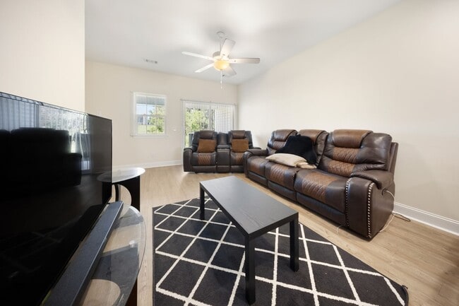 Building Photo - Two Bedroom Townhome