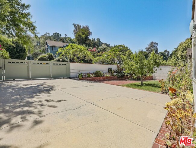 Building Photo - 4009 Beverly Glen Blvd