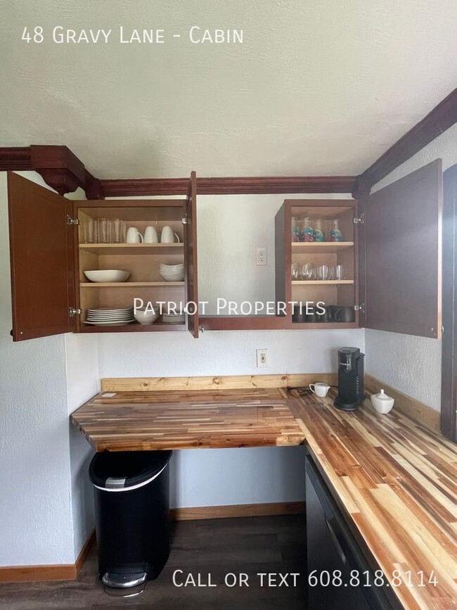 Building Photo - 2 Bedroom/ 1 Bath Fully Furnished House in...