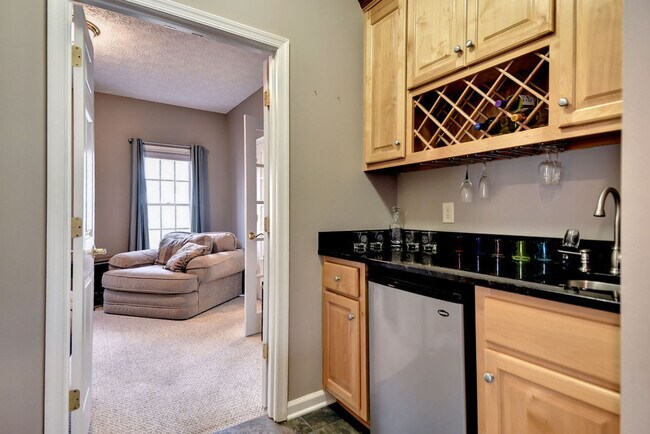 Building Photo - Spacious and Updated Yorktown Home