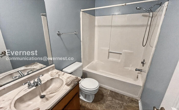 Building Photo - 3309 Pinewood Terrace