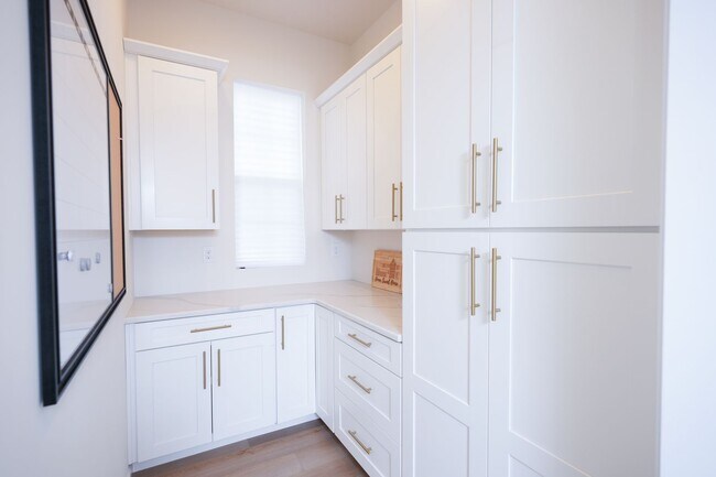 Building Photo - 245 Hollyhock Dr