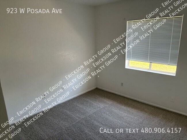 Building Photo - 923 W Posada Ave