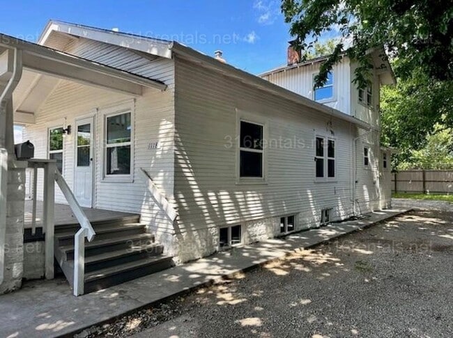 Building Photo - 1118 S Hydraulic Ave