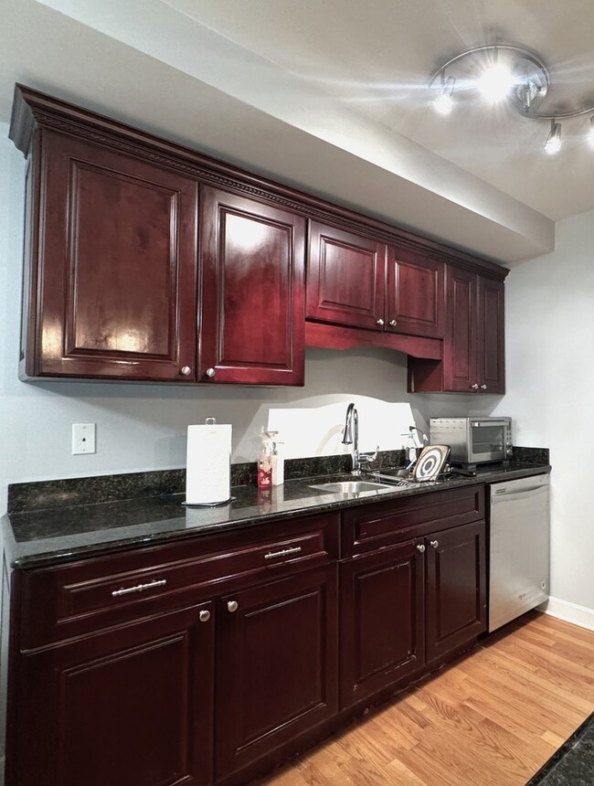 Building Photo - 10S771 Clarendon Hills Rd