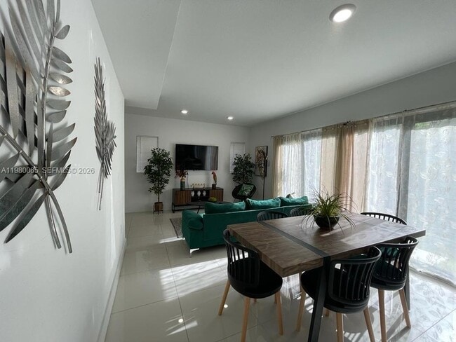 Building Photo - 302 NW 11th Ct