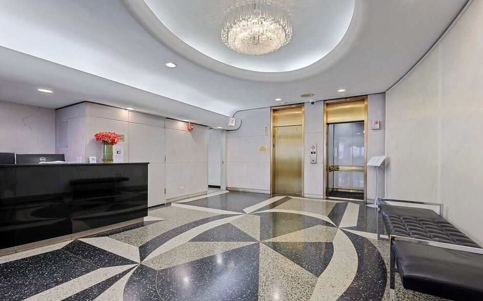 Lobby - 21 W Goethe St