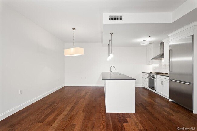 Building Photo - 10 Byron Pl