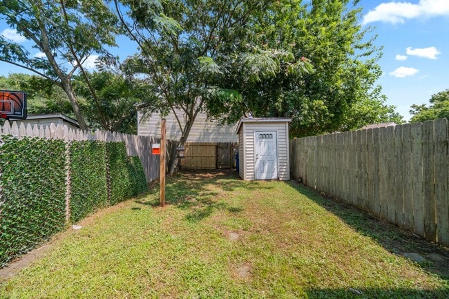 Building Photo - 2 Bed | 1.5 Bath | Private Backyard | Prim...