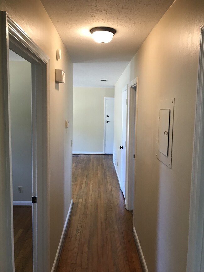 Building Photo - **ON HOLD**3 Bedroom / 1.5 Bathroom Home f...