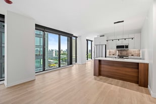 Building Photo - 1102 W Van Buren St