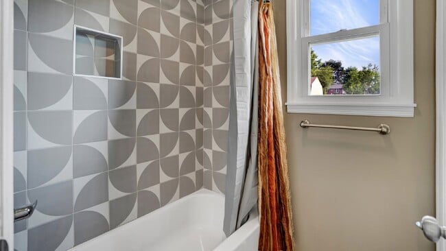 Building Photo - For Rent : 4BR, 1 1/2BA home with fenced in back yard and storage building.