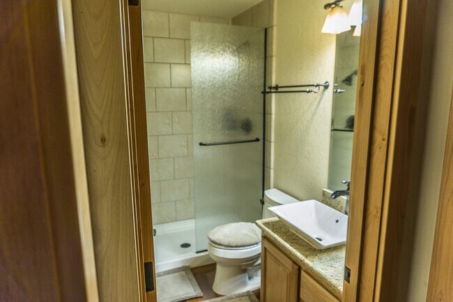 Building Photo - 1 Bedroom Centrally Located Summer Rental