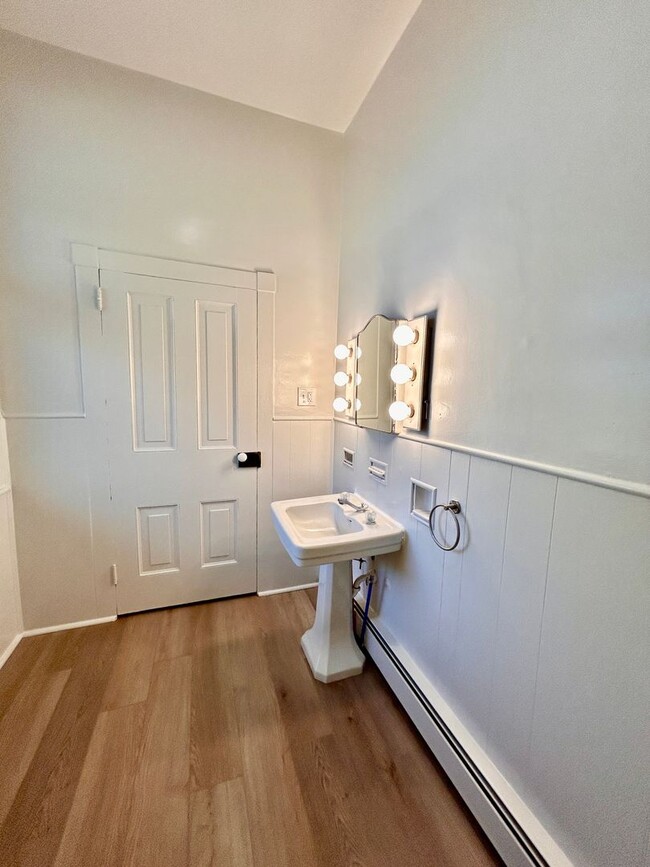 Building Photo - 202 E Main St