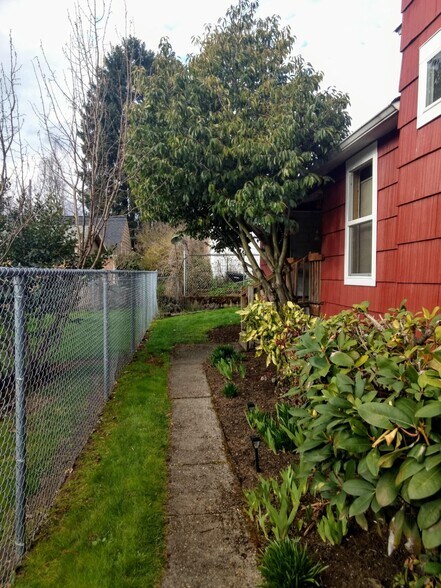 Path to laundry room - 602 E McLoughlin Blvd