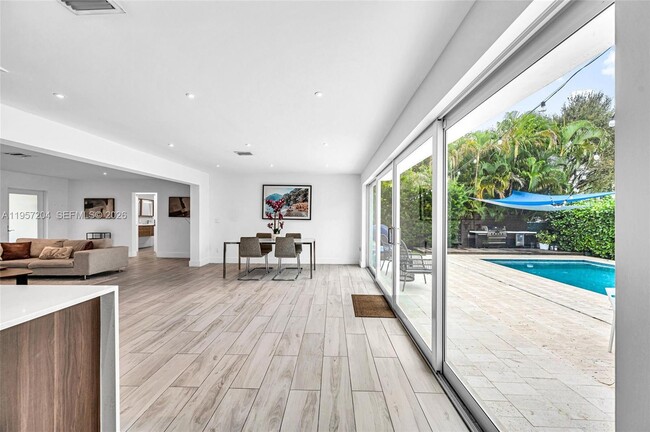 Building Photo - 1080 NE 104th St