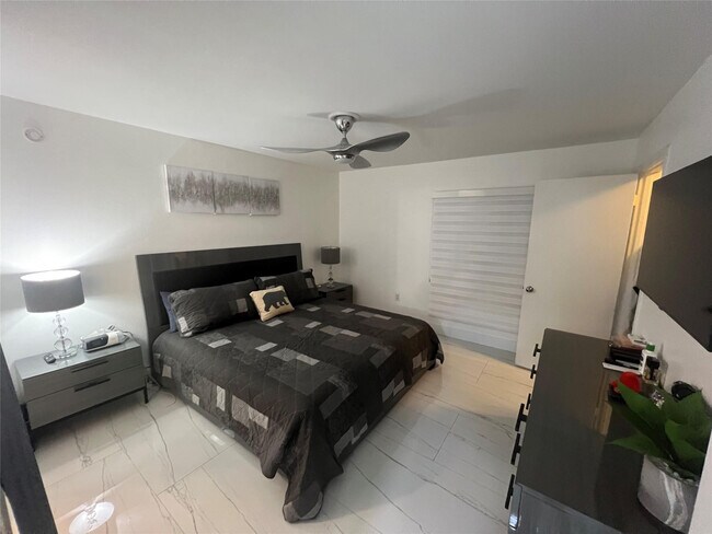 Building Photo - 2425 NW 33rd St