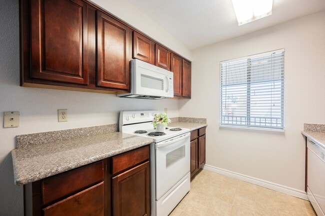 Building Photo - Beautiful 1 bedroom condo Resort style guard gated community