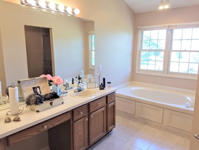 Building Photo - 47498 Fox Run Dr