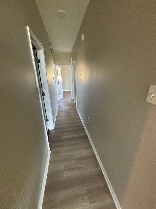 Building Photo - Great 4 bedroom Duplex