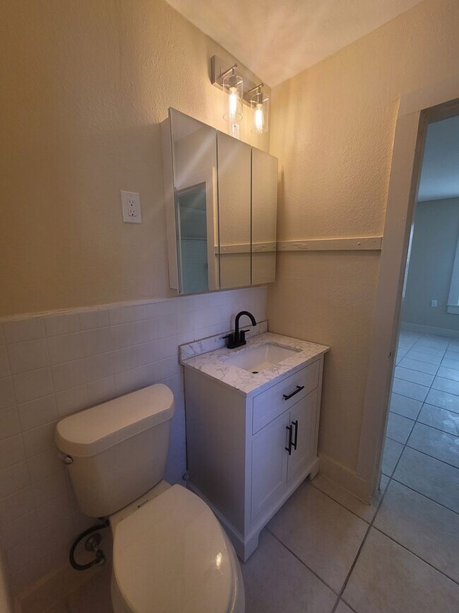 Building Photo - 2 Bedroom / 1 Bath / Bonus Room / 67th street
