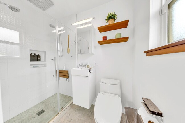 Building Photo - 6836 S Land Park Dr