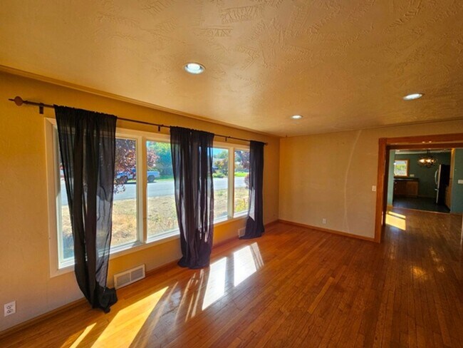 Building Photo - 3Bd/1.5Ba Single Story Home-For Viewing!