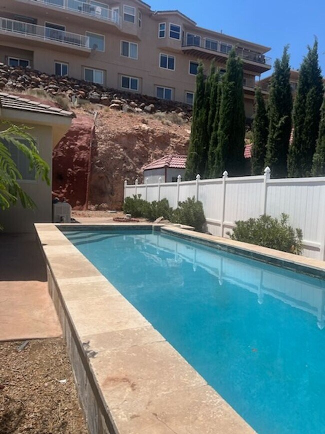 Building Photo - 3 bed 3 bath home - Located just below The...
