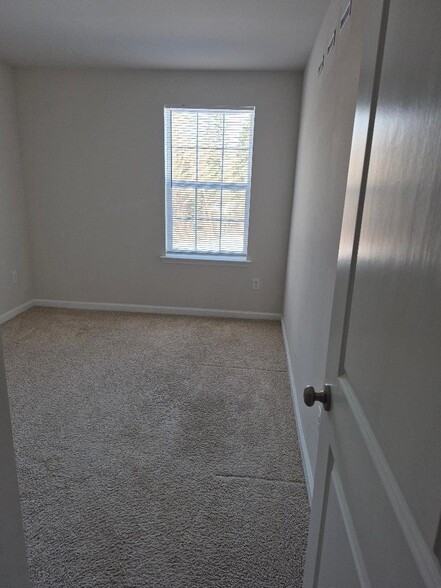 Building Photo - 325 Mazzeo Dr