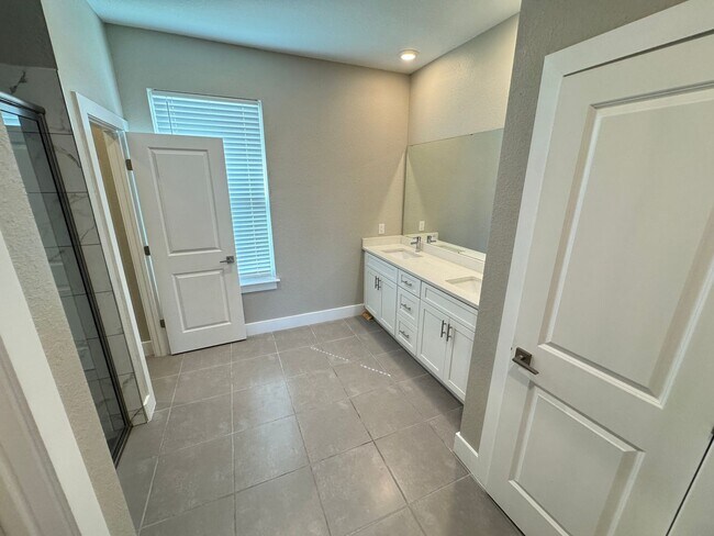 Building Photo - Spacious 4-Bedroom Home in Poinciana – Internet Included & No HOA Approval Required