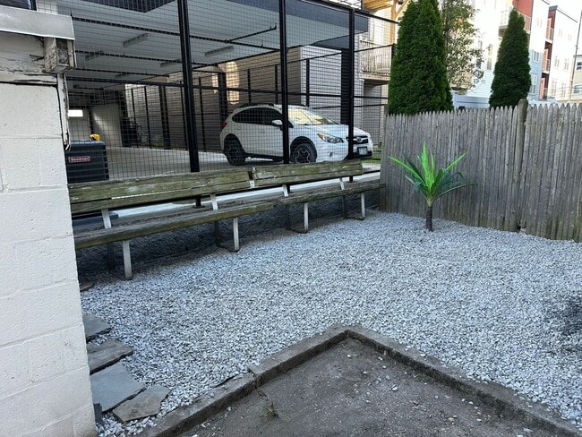 Building Photo - Charming 1 Bedroom-No Broker Fee