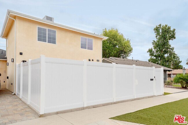 Building Photo - 11342 Danube Ave