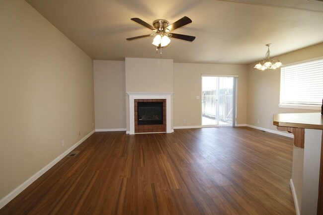 Building Photo - Charming 3-Bedroom townhouse with Garage &...