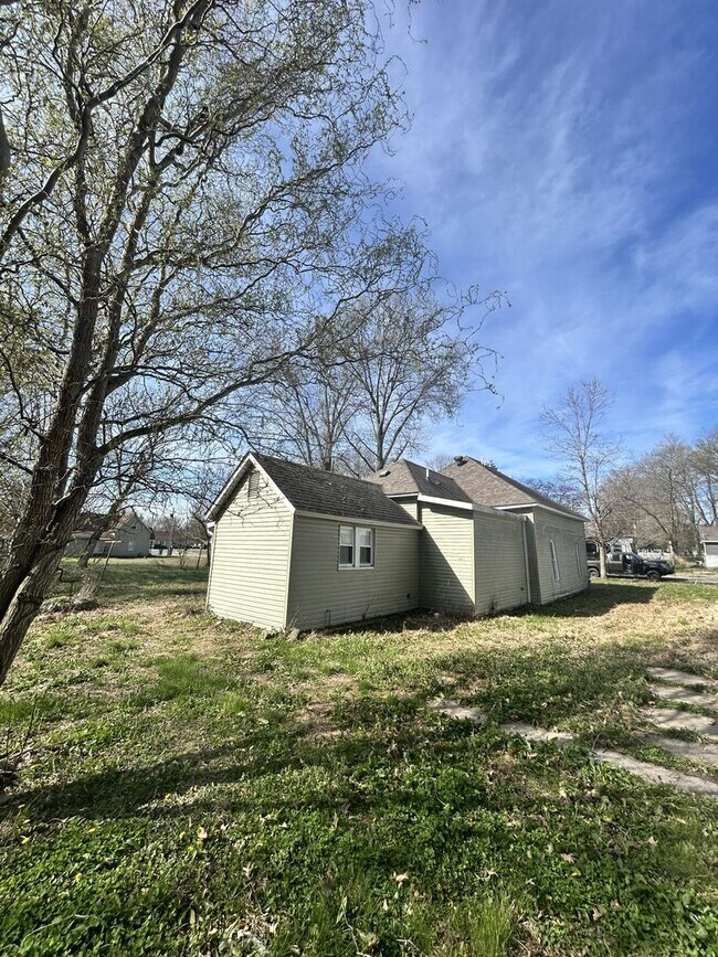 Building Photo - 305 S Sims St